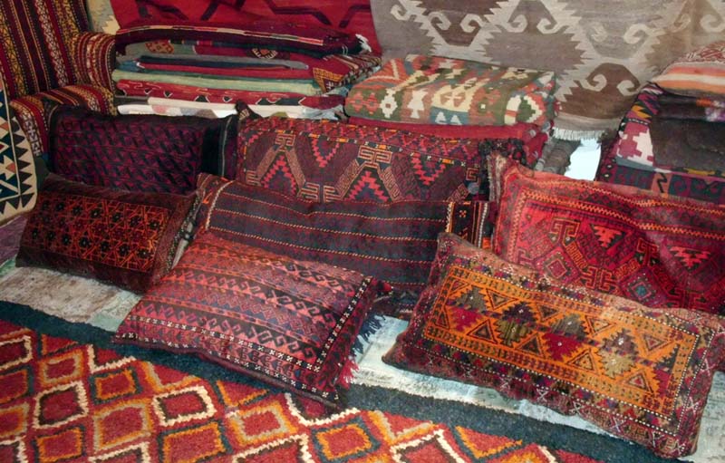 Beludzs zsákok párnának kitömve a Kilimboltban